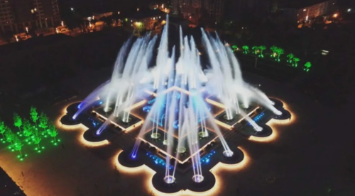 Светомузыкальный фонтан в Дербенте. Скриншот фото РИА "Дагестан" от 14.07.22, https://riadagestan.ru/news/g_derbent/otkrytie_fontana_v_derbente_proydet_v_neskolko_etapov/