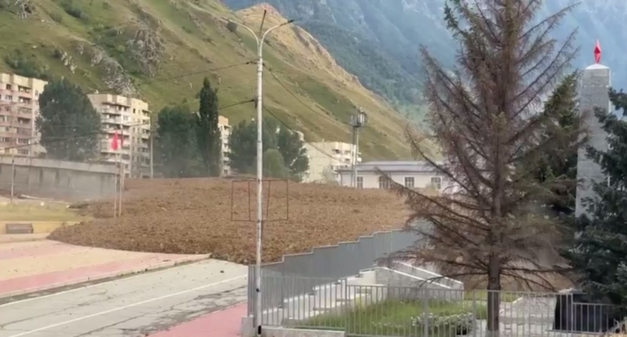 Сход селя в Тырныаузе. 31 июля 2025 года. Кадр видео управления МЧС по Кабардино-Балкарии https://t.me/mchskbr/7929