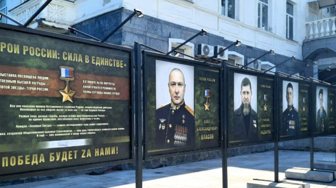 Портрет Кадырова на выставке в Севастополе. Скриншот фото из Telegram-канала Общественной палаты Севастополя от 02.08.25, https://t.me/ops92ru/1993