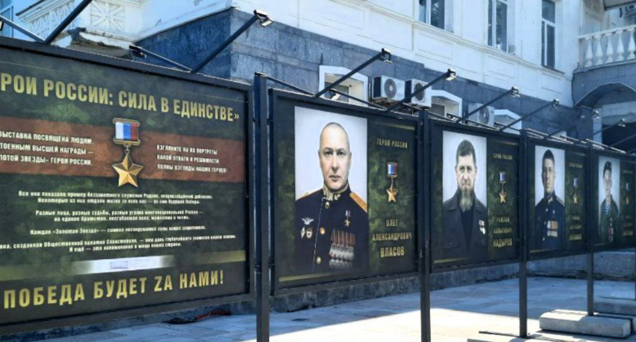 Портрет Кадырова на выставке в Севастополе. Скриншот фото из Telegram-канала Общественной палаты Севастополя от 02.08.25, https://t.me/ops92ru/1993