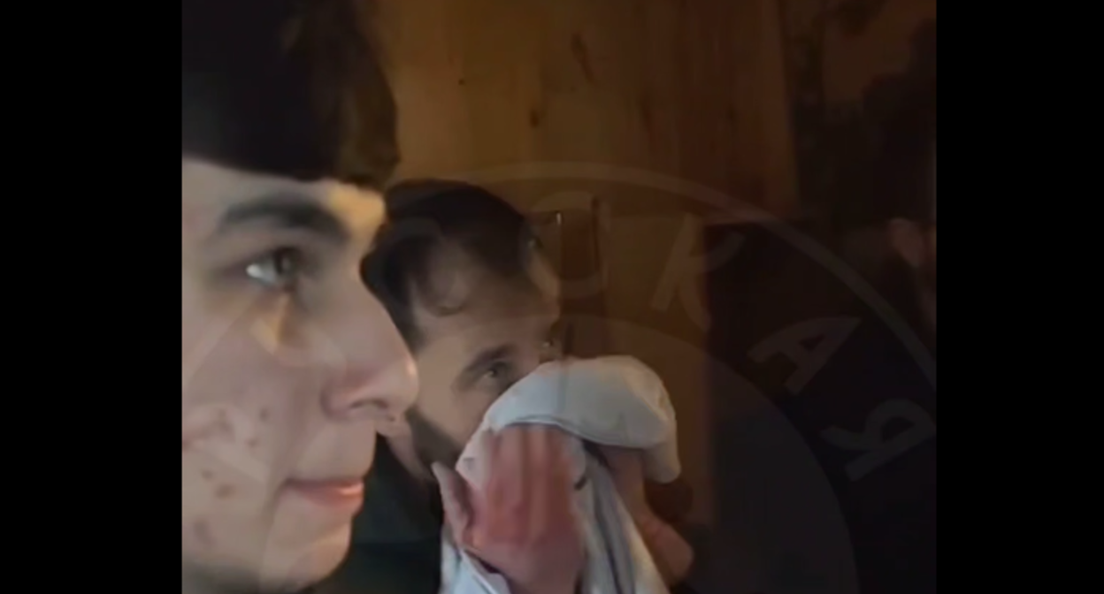 Охранники заведения в Ленинградской области стали участниками конфликта. Стоп-кадр видео из Telegram-канала "Русской общины" от 04.12.2024, https://t.me/obshina_ru/20212.