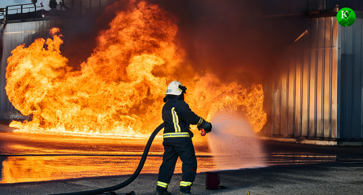 Пожарный тушит пожар. Иллюстрация создана "Кавказским узлом" с помощью ИИ в программе Copilot
