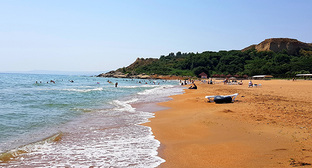 Пляж в Дагестане. Фото: https://www.s-caspiy.ru/health_and_rest/therapeutic_factors/caspian_sea/