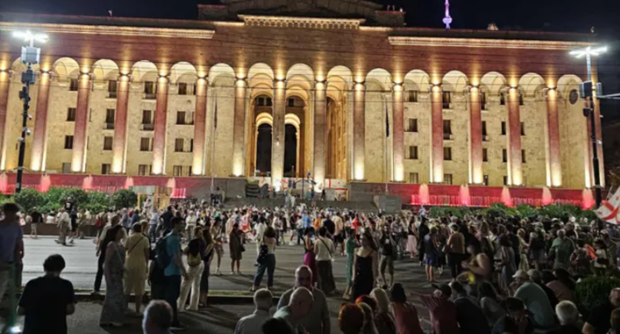 Акция протеста у парламента Грузии. Скриншот фото "Интерпрессньюс" от 06.08.25, https://www.interpressnews.ge/ka/article/845698-parlamenttan-akcia-mimdinareobs-rustavelis-gamzirze-shekrebilebs-lozungit-tavisupleba-mzias-tavisupleba-politpatimrebs-msvlelobis-monacileebic-sheuertdnen