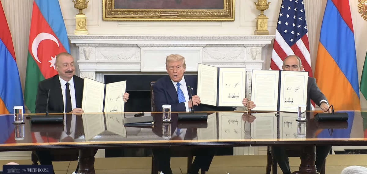 Подписание мирной декларации. Кадр официальной трансляции Белого дома The White House . YouTube