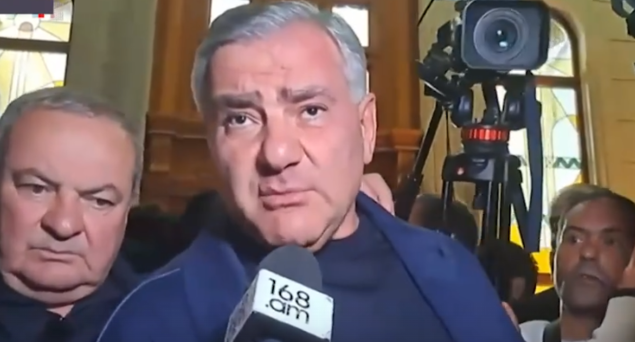 Самвел Карапетян делает заявление в поддержку церкви. Стоп-кадр видео телеканала 360, https://rutube.ru/video/8fc60768308a3e5efa0573d32d309ba1/?utm_source=embed&utm_medium=referral&utm_campaign=logo&utm_content=8fc60768308a3e5efa0573d32d309ba1&utm_term=yastatic.net&t=21