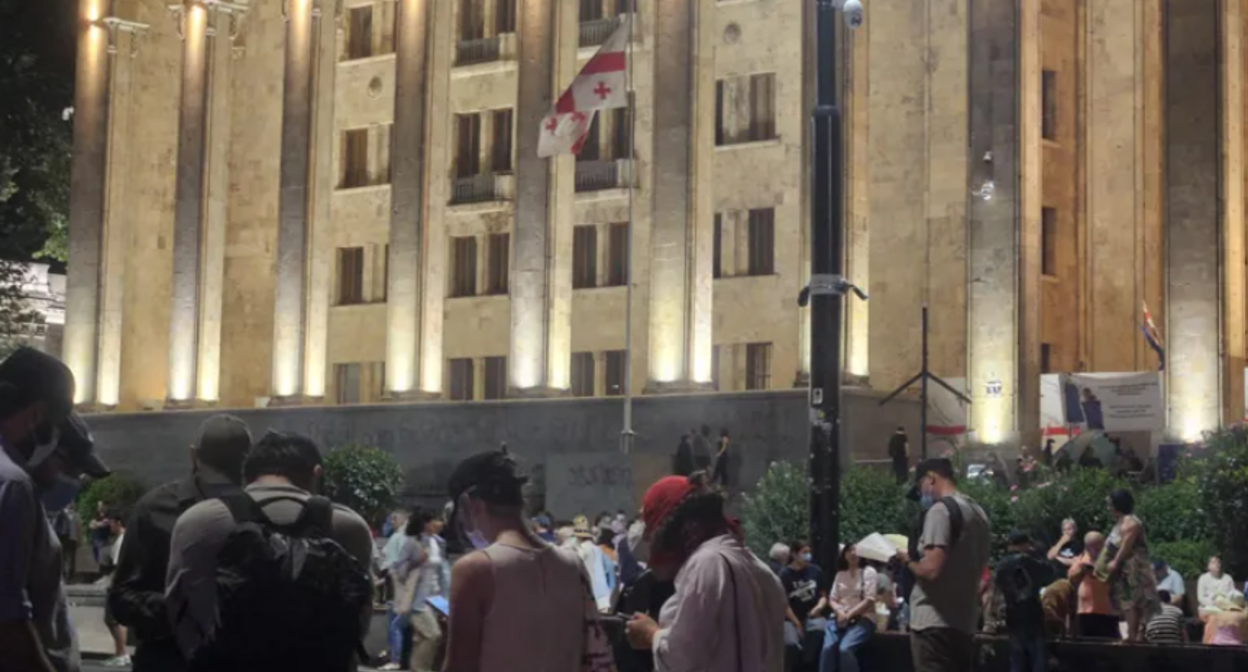Обстановка у парламента Грузии. Скриншот фото "Интерпрессньюс" от 13.08.25, https://www.interpressnews.ge/ka/article/846218-rustavelis-gamzirze-saprotesto-akcia-gaimarta.