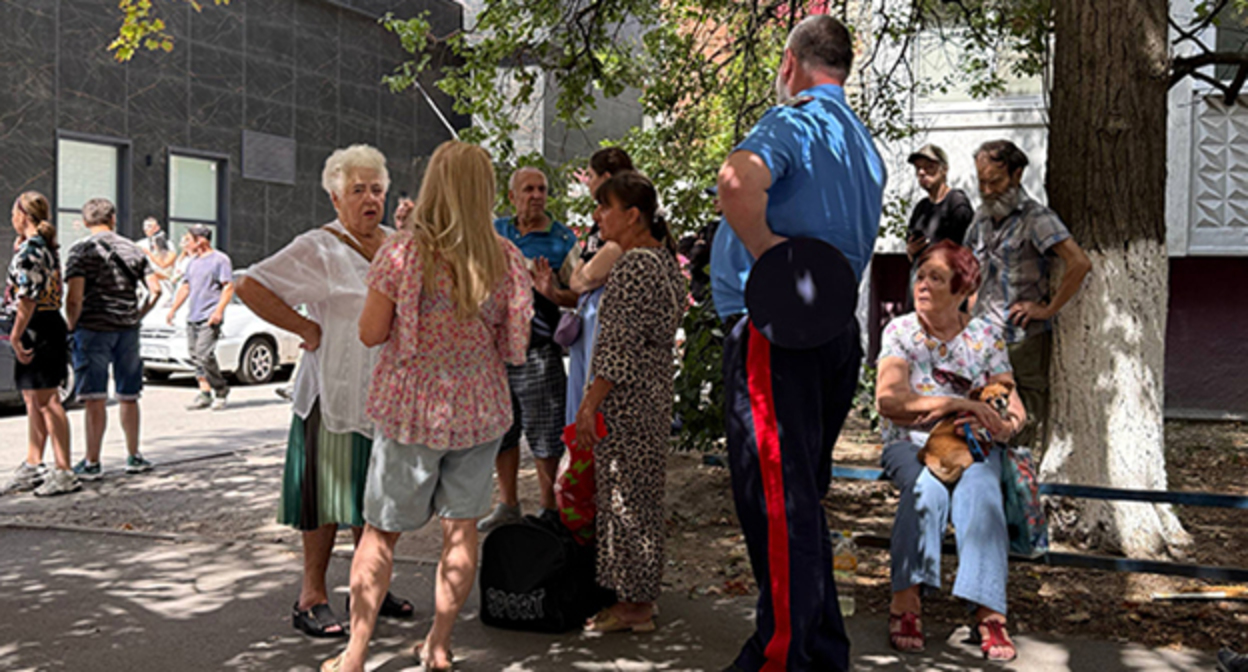 Эвакуация людей после атаки БПЛА в Ростове-на-Дону. 14 июля 2025 г. Фото: https://t.me/bloknot_rostov/44614