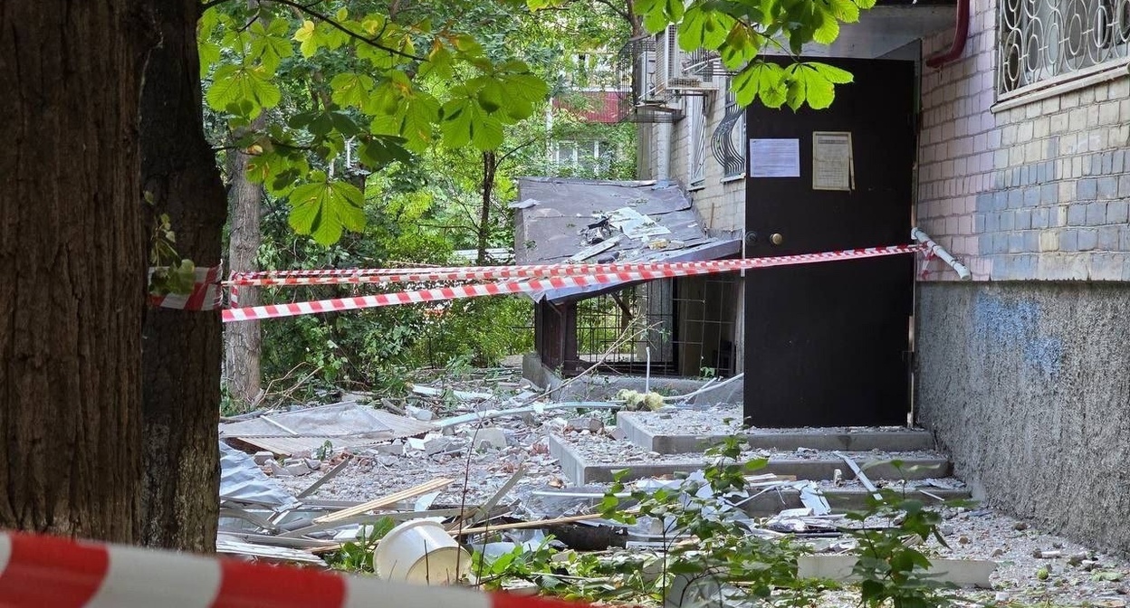 Оцепленный подъезд жилого дома после атаки БПЛА в Ростове-на-Дону. Фото: Юрий Слюсарь / "ВКонтакте"