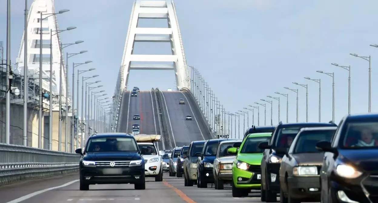 Автомобили на Крымском мосту. Фото: телеграм-канал главы РК Сергея Аксенова