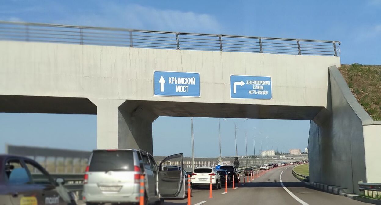 Очередь из машин на Крымском мосту. Фото: https://tvkrasnodar.ru/