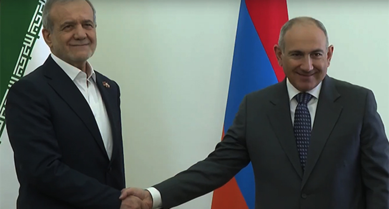 Масуд Пезешкиан (слева) и Никол Пашинян. Ереван, 19 августа 2025 г. Скриншот видео https://am.sputniknews.ru/20250819/pashinyan-i-pezeshkian-provodyat-peregovory-v-erevane-92516659.html