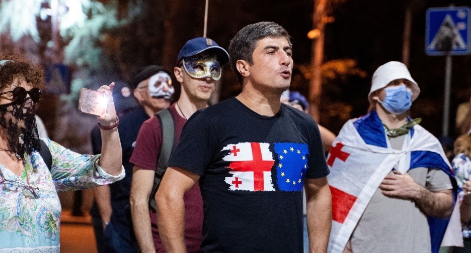 Протестующие на проспекте Руставели. Фото: NEWS.On.ge