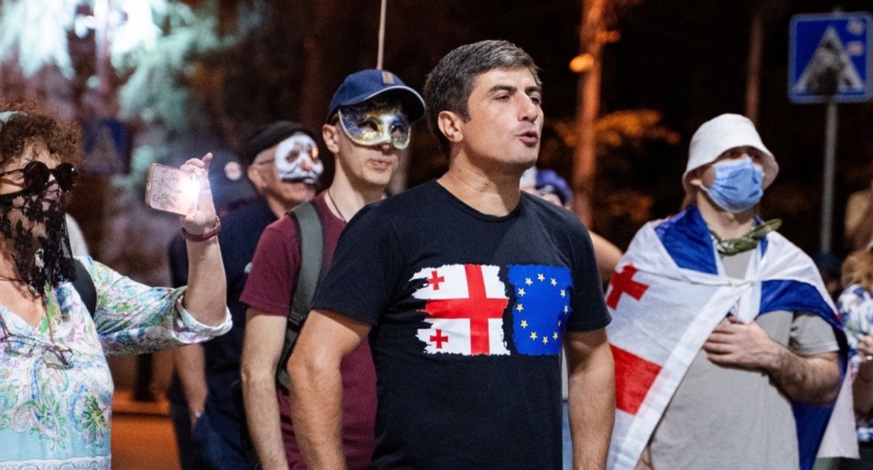 Протестующие на проспекте Руставели. Фото: NEWS.On.ge