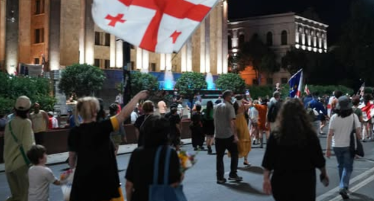 Активисты на проспекте Руставели. Скриншот фото Publika от 20.08.25, https://www.facebook.com/photo?fbid=1528354188564126&set=a.715406393192247 (деятельность компании Meta, владеющей соцсетью, запрещена в России).