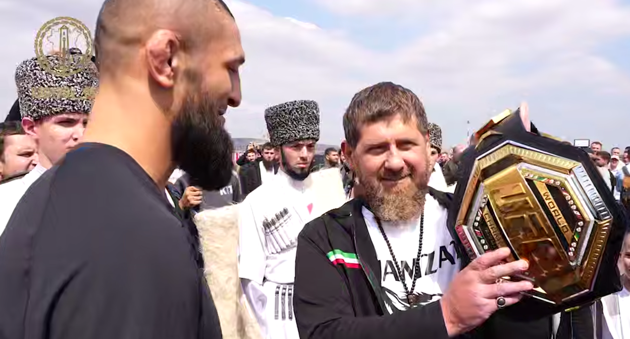 Рамзан Кадыров с поясом Чимаева. Кадр видео в Telegram-канале Кадырова. 