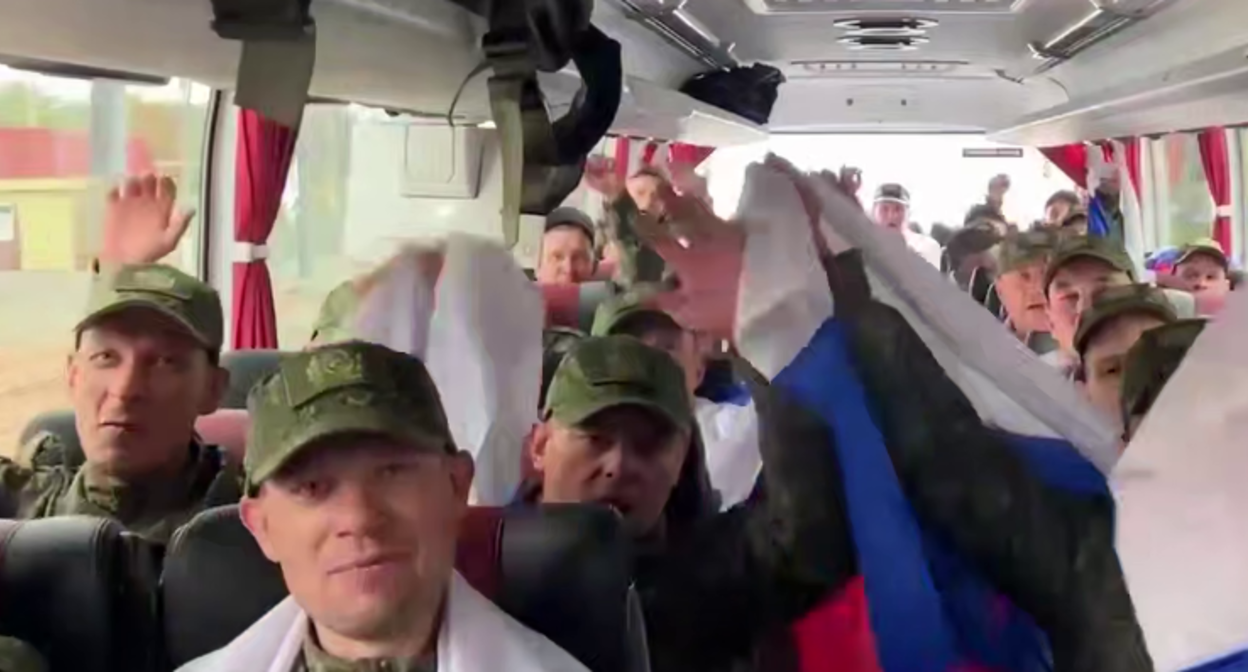 Российские военные в автобусе. Стоп-кадр видео Минобороны России от 24.08.25, https://t.me/mod_russia/55849