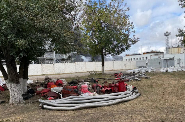 Пожарная техника у НПЗ в Новошахтинске. Скриншот фото из Telegram-канала Юрия слюсаря от 24.08.25, https://t.me/Yuri_Slusar/2792