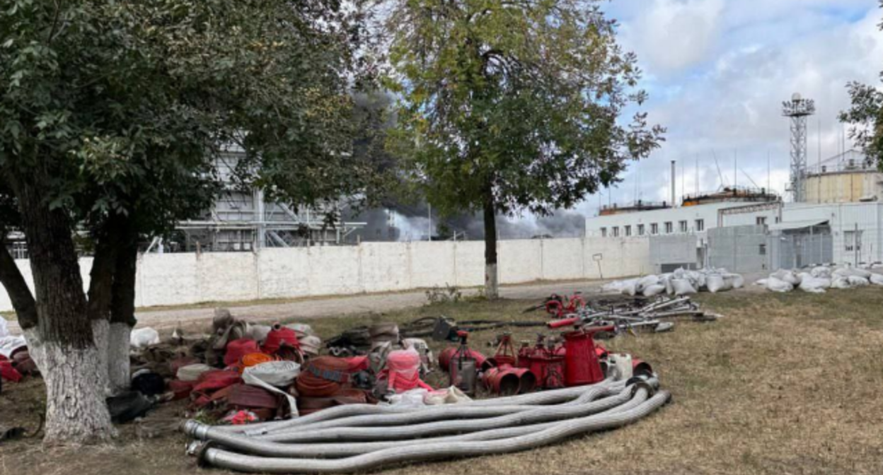 Пожарная техника у НПЗ в Новошахтинске. Скриншот фото из Telegram-канала Юрия слюсаря от 24.08.25, https://t.me/Yuri_Slusar/2792