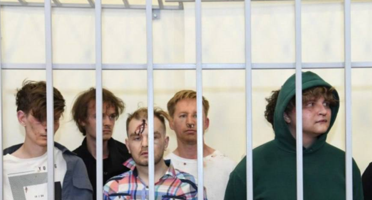 Арестованные россияне в суде. Фото "Азертадж".