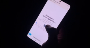 Подключение к бесплатному Wi-Fi на площади Ленина в Махачкале. Стоп-кадр видео РГВК 