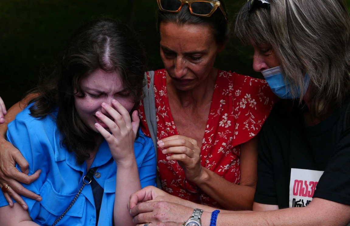 Манана Самхарадзе (слева) после оглашения приговора Антону Чечину. Скриншот фото Мариам Никурадзе от 02.09.25 из Telegram-канала Tbilisi Life https://t.me/Tbilisi_life/41719