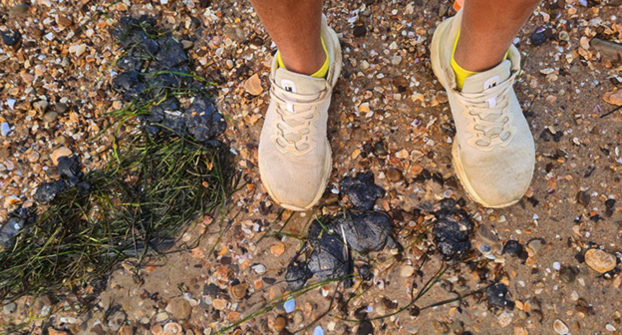 Выбросы мазута на пляже в Темрюкском районе. 2 сентября 2025 г. Скриншот видео https://t.me/shtab_delfin/1147