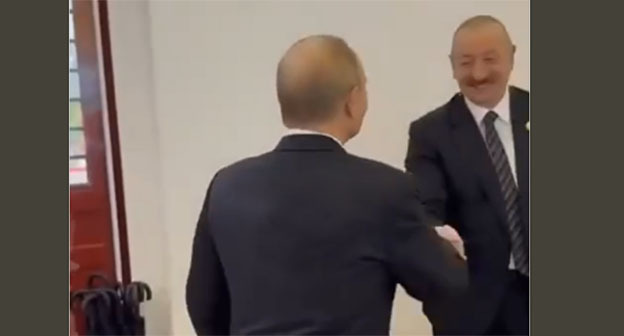 Владимир Путин (слева) и Ильхам Алиев во время встречи в Пекине. 3 сентября 2025 г. Скриншот видео https://t.me/vedomosti/65726