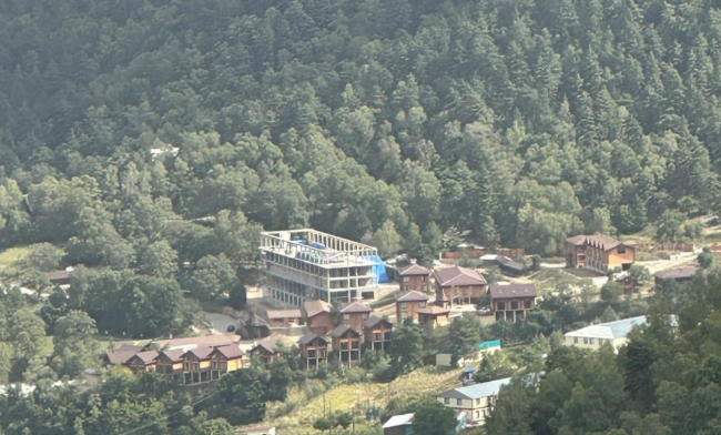 Застройка в Верхнем Гунибе. Скриншот фото из Telegram-канала "Черновик 2.0" от 16.08.25, https://t.me/chernovik_new/4157?single