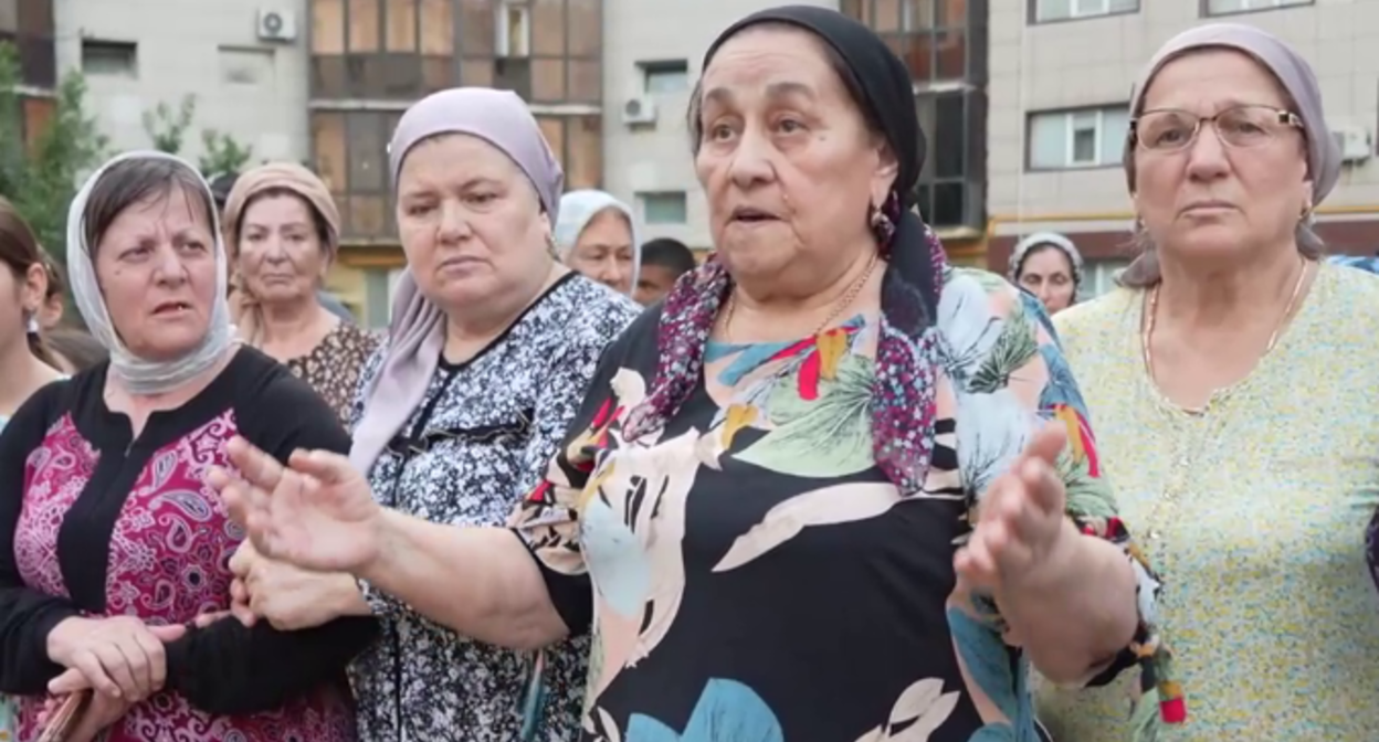 Жительницы Грозного на встрече с мэром. Стоп-кадр видео из Telegram-канала мэрии Грозного от 03.09.25, https://t.me/grozmerr/4691.