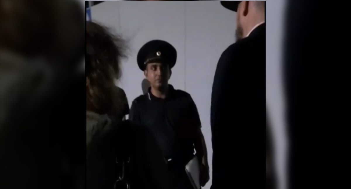 Силовик общается с обманутыми дольщиками. Стопкадр: https://t.me/ostorozhno_novosti/40902