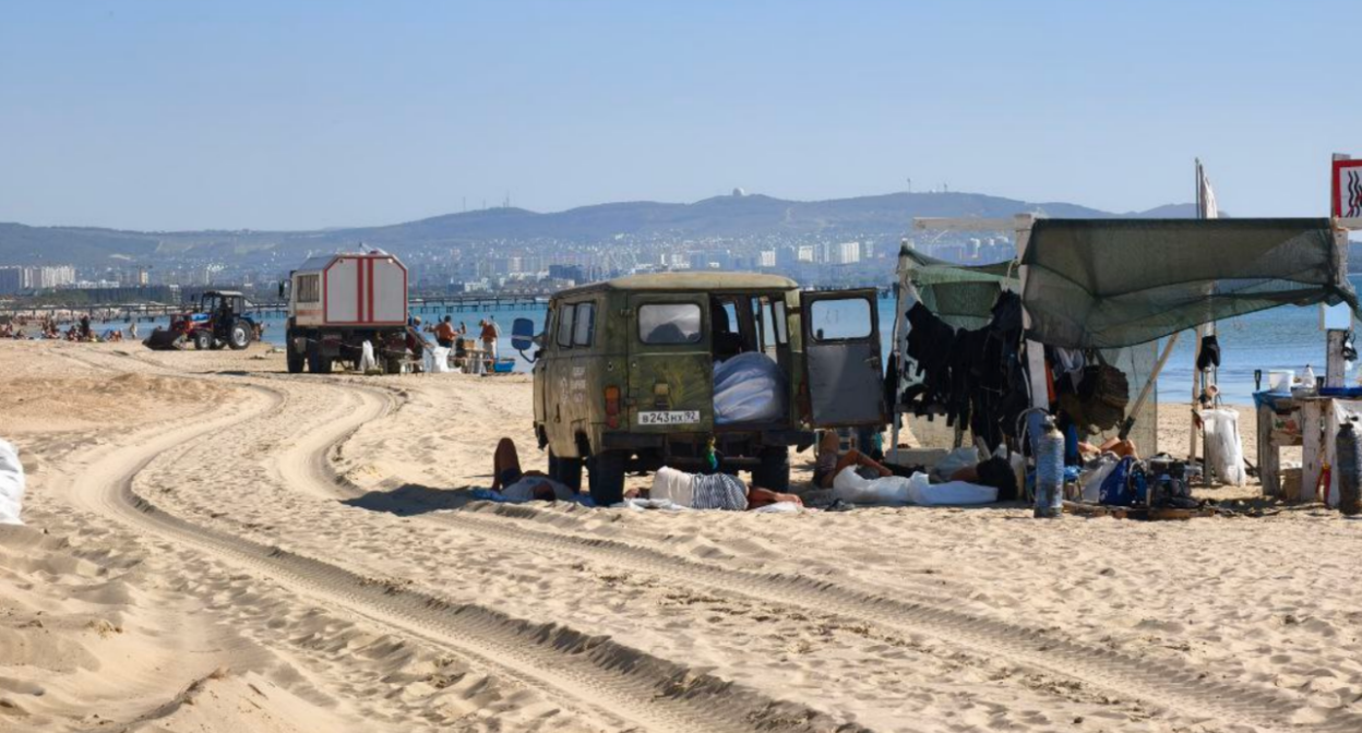 Техника и отдыхающие на пляже в Джемете. Скриншот фото из Telegram-канала "Маковозовы" от 06.09.25, https://t.me/makovozovy/44142.