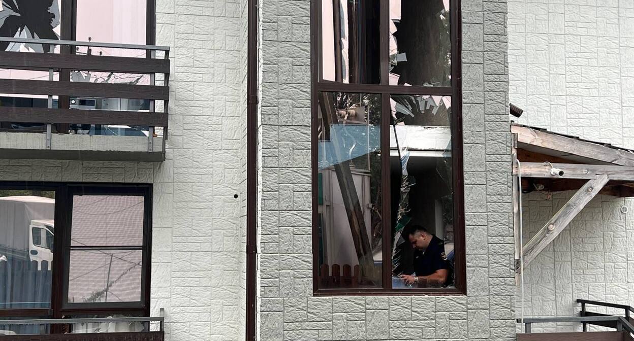 Уборка пострадавшей адлерской территории. Скриншот видео https://t.me/agproshunin/2500?single