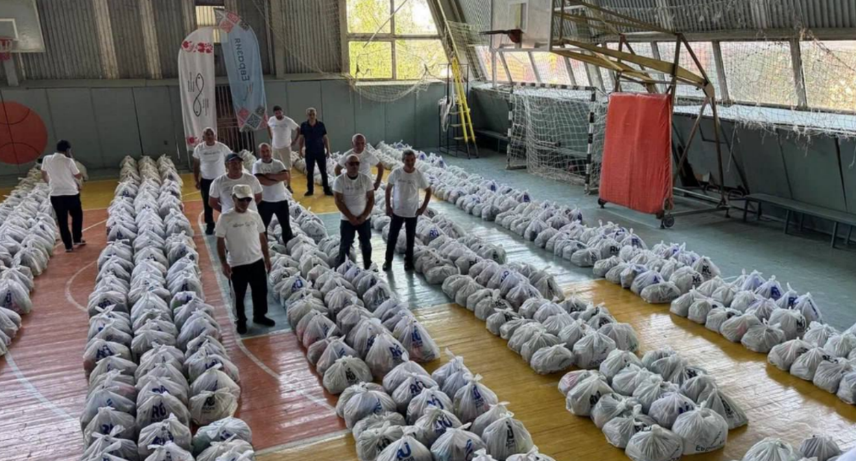 Пакеты с гуманитарной помощью. Скриншот фото АНО "Евразия" от 22.08.25, https://t.me/EurasiaNpo/6002
