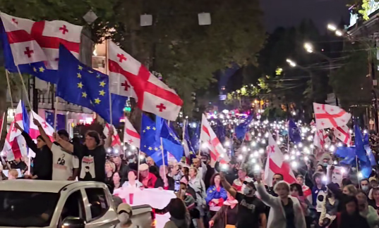 Шествие в защиту безвиза. Стоп-кадр видео Publika от 13.09.25, https://www.facebook.com/publika.ge/videos/2040341053438296 (деятельность компании Meta, владеющей соцсетью, запрещена в России).