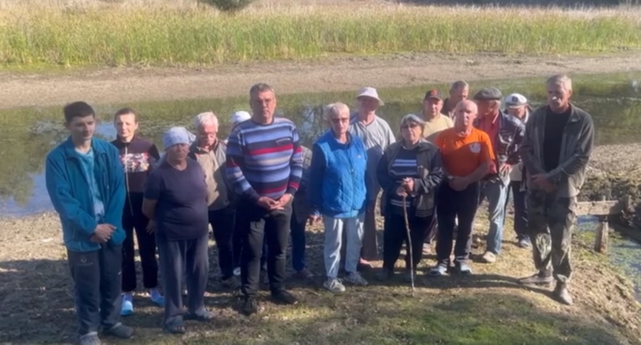 Участники обращения. Кадр видео, опубликованного V1.ru https://v1.ru/text/gorod/2025/09/14/76028585/