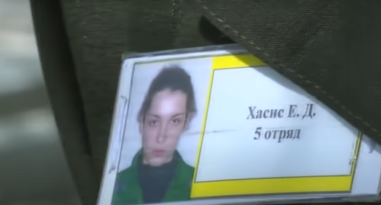 Бейджик Евгении Хасис в колонии. Стоп-кадр видео https://yandex.ru/video/preview/9273309619099767139.