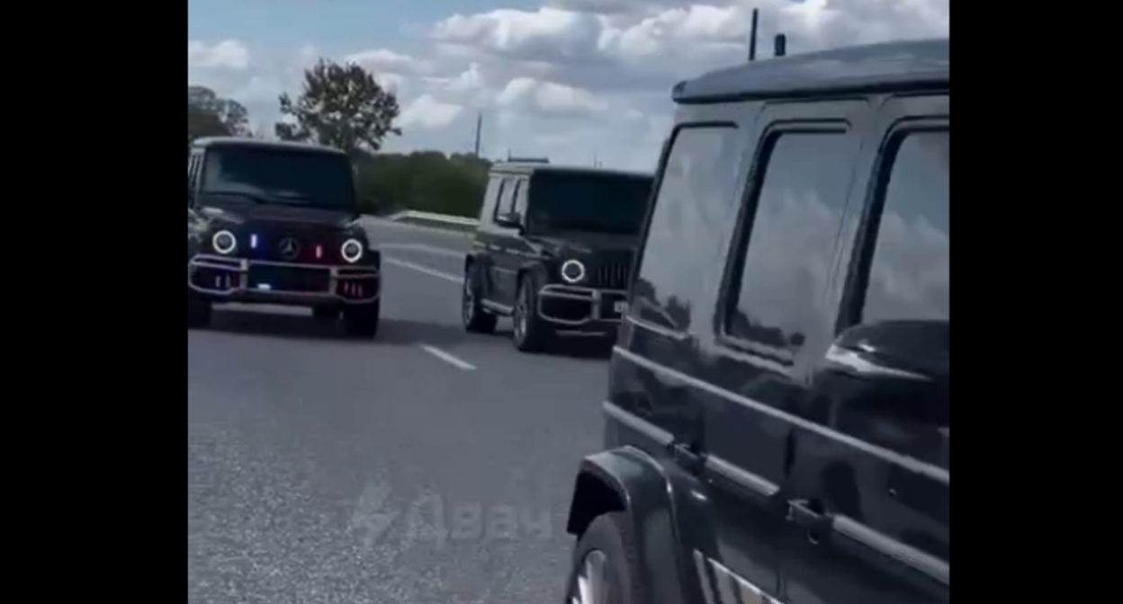 Кортеж машин в Чечне. Стоп-кадр видео из Telegram-канала "Живов" от 17.09.25, https://t.me/zhivoff/23246