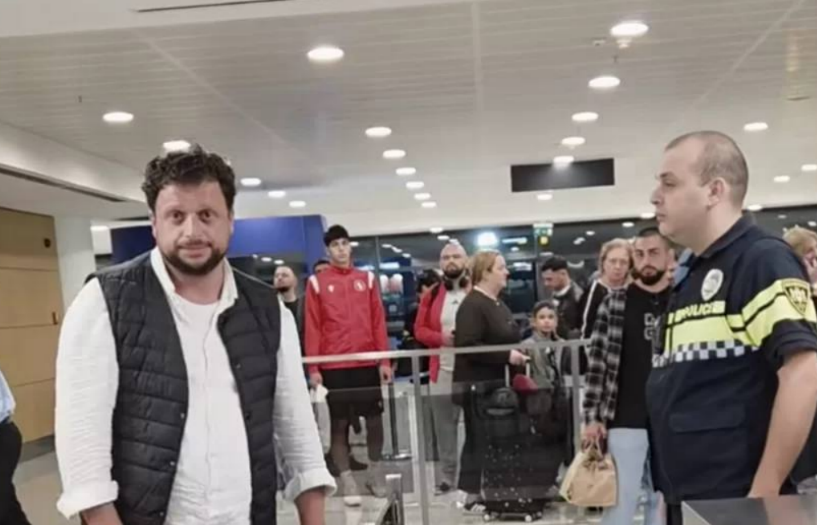 Ника Нарсия (слева) в аэропорту. Скриншот фото из telegram-канала "Новости Грузия" от 20.09.25, https://t.me/NGnewsgeorgia/25721.