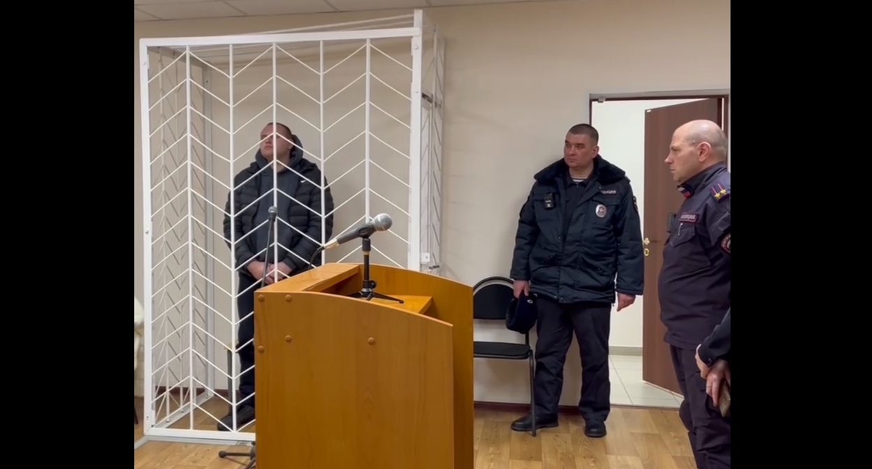 Дмитрий Вайган в "клетке" Жирновского райсуда. 6 февраля 2025 года. Кадр видео Жирновского райсуда https://t.me/zhirnovsksud/39