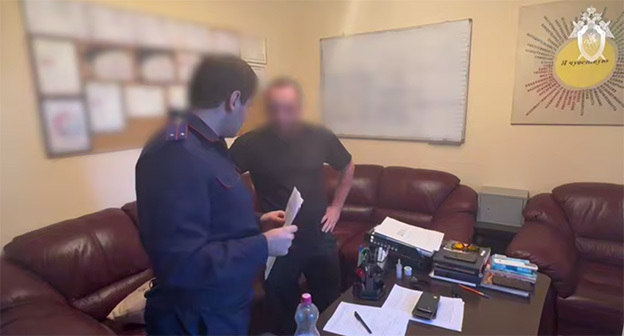 Задержанный сотрудник рехаба в Махачкале. 24 сентября 2025 г. Скриншот видео https://t.me/mash_gor/8901