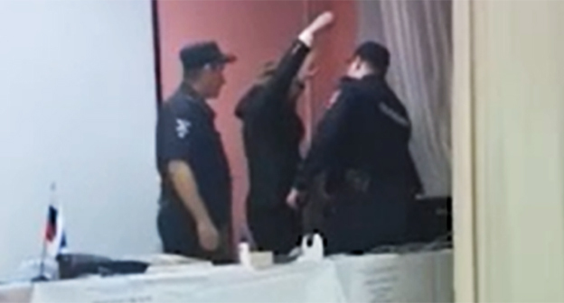 Сотрудники полиции задерживают Андрея Смирнова на избирательном участке. Скриншот видео https://punkt-a.info/