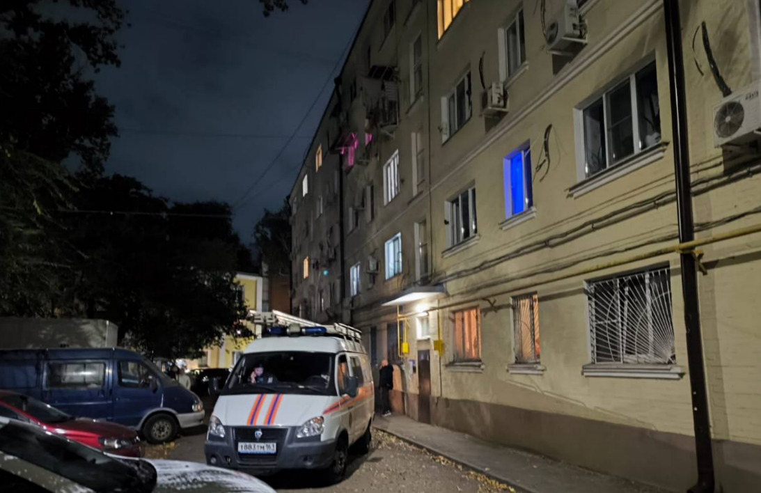 Машины экстренных служб у пятиэтажки по улице Ивановского, 34. Скриншот фото из Telegram-канала Александра Скрябина от 01.10.25, https://t.me/SkryabinAlexander/1976?single