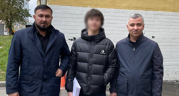 Роман Мурдиев (в центре) со своими адвокатами. Фото: https://chechnyatoday.com/news/379163