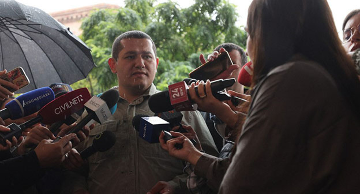 Участник акции протеста у здания правительства Армении. 2 октября 2025 г. Фото: https://newsarmenia.am/news/armenia/aktsiya-protesta-u-zdaniya-pravitelstva-armenii-semero-voennykh-vernuli-medali-poluchennye-za-oboron/