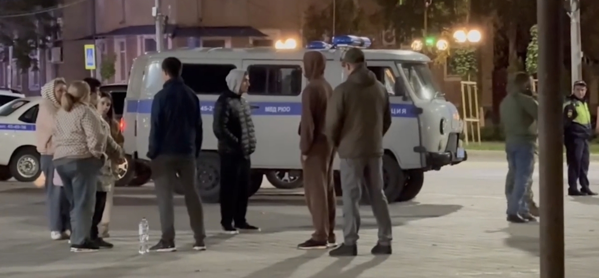 Собравшиеся на площади в Цхинвале. Кадр видео "Сапа Цхинвал" / Telegram