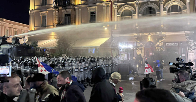 Силовики использовали водомет для разгона протеста. Скриншот фото Publika от 04.10.25, https://www.facebook.com/photo/?fbid=1568257361240475&set=a.715406393192247 (деятельность компании Meta, владеющей соцсетью, запрещена в России).