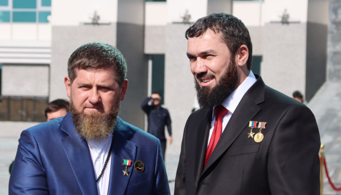 Магомед Даудов поздравляет Рамзана Кадырова со вторым званием героя Чечни. Скриншот фото "Чечня сегодня" от 05.10.25,https://chechnyatoday.com/news/389718