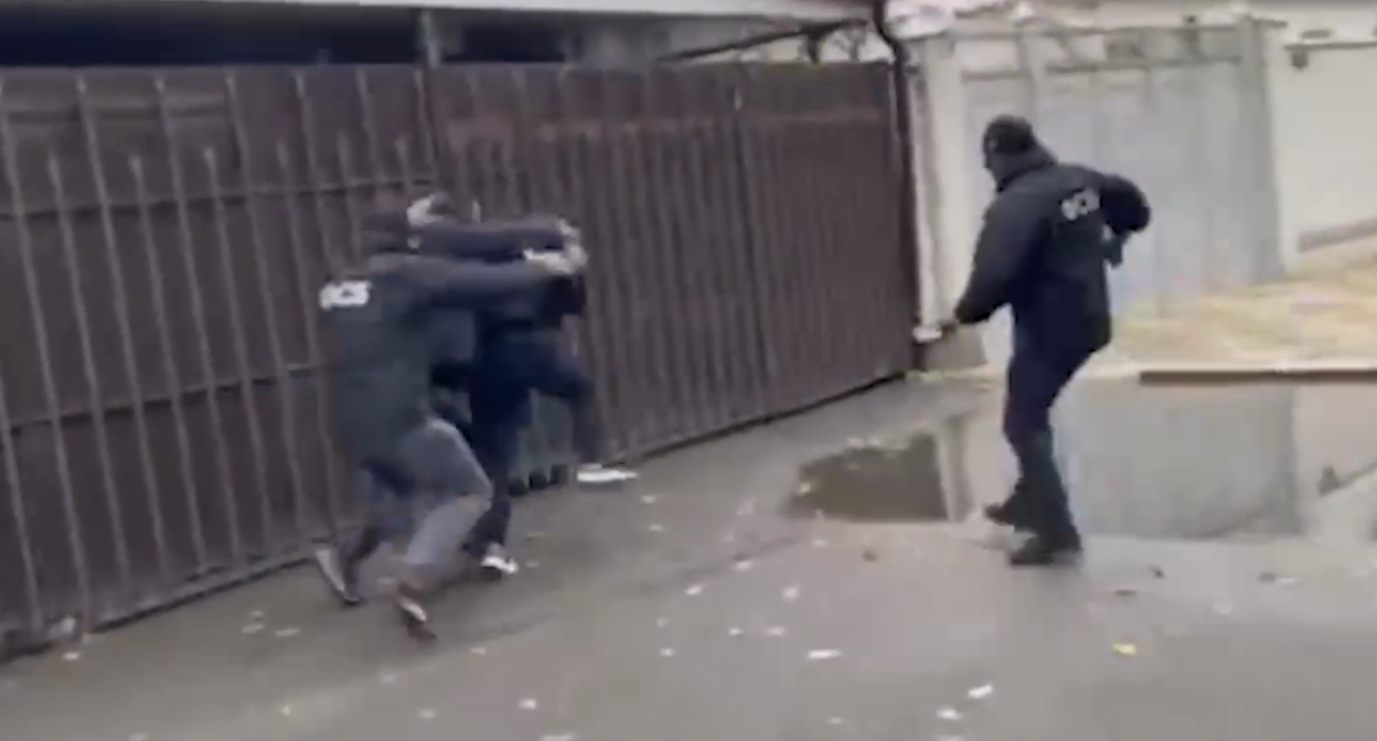 Задержание подозреваемого в Пятигорске. 6 октября 2025 г. Скриншот видео ЦОС ФСБ России