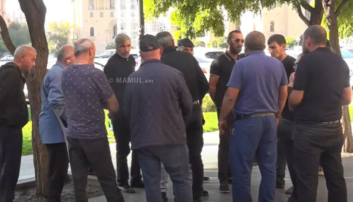 Участники акции с с требованием прояснить судьбу военных. Ереван, 6 октября 2025 г. Скриншот видео https://www.golosarmenii.am